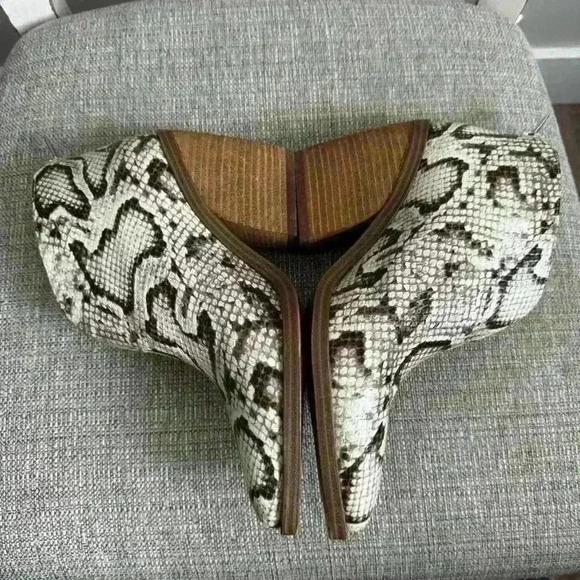 Vince Camuto Ginsel Snake Print Bootie Size 8 - Picture 4 of 10
